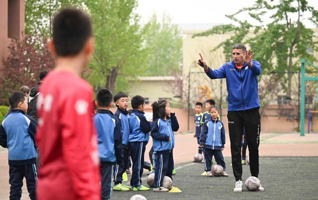 足球让“铁杆朋友”交流更加紧密——一位塞尔维亚教练的“中国梦”