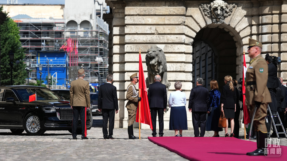 时政新闻眼丨一次历史性访问，引领中匈关系驶入“黄金航道”