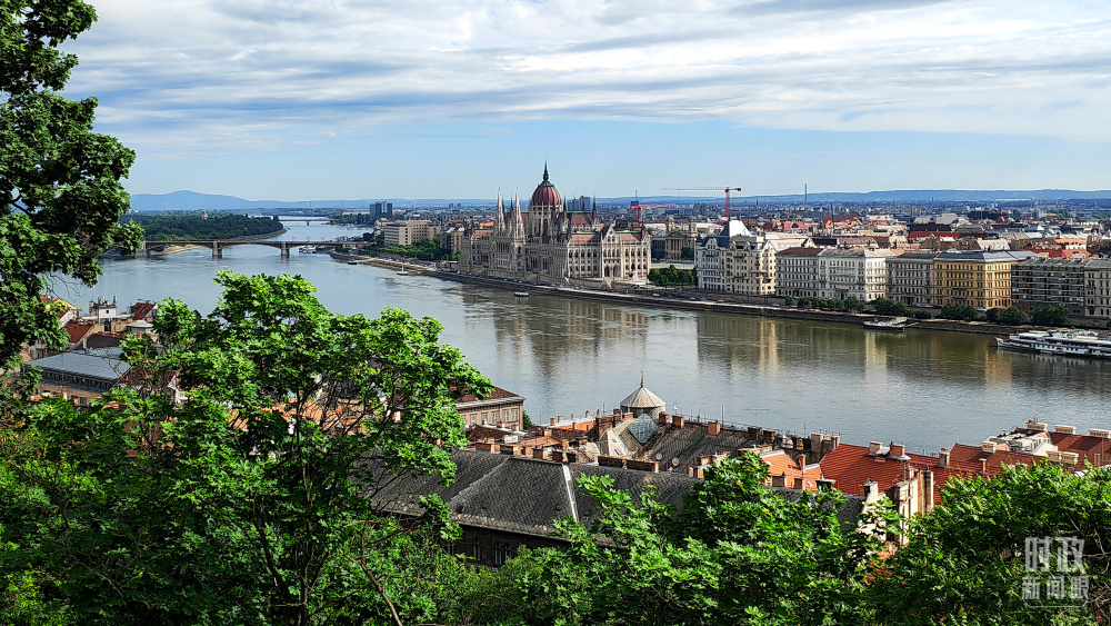 时政新闻眼丨一次历史性访问，引领中匈关系驶入“黄金航道”