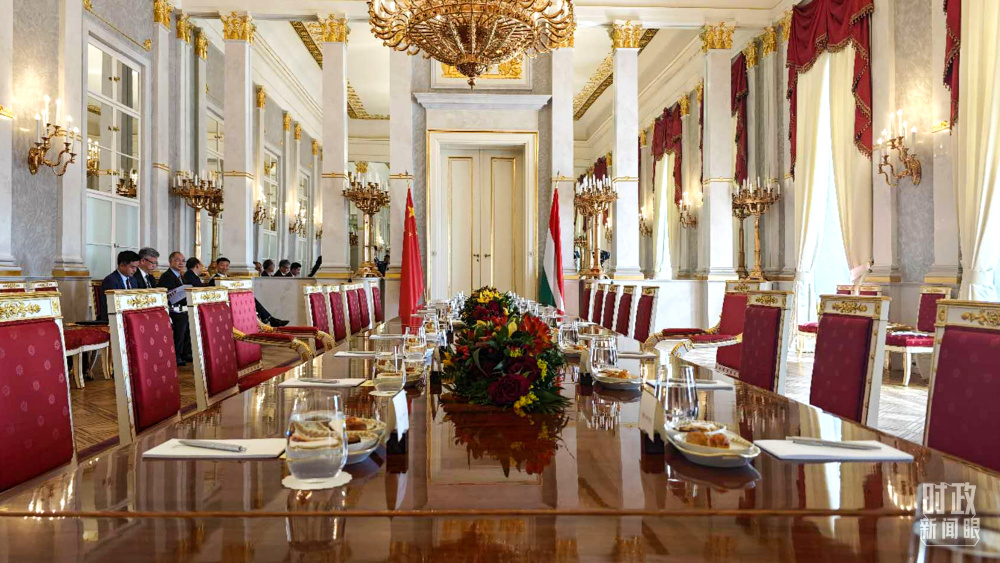 时政新闻眼丨一次历史性访问，引领中匈关系驶入“黄金航道”