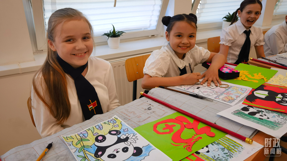 时政新闻眼丨一次历史性访问，引领中匈关系驶入“黄金航道”