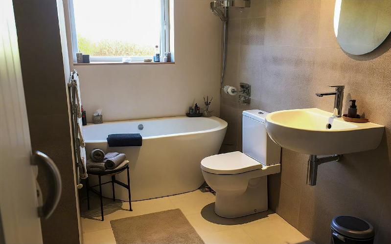 缝了二十多针!只因洗澡时碰到这事 小心潜伏在浴室里的杀手 缝了二十多针!只因洗澡时碰到这事 小心潜伏在浴室里的杀手