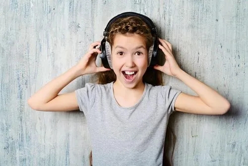 23岁小伙长期戴耳机 一朝突然聋了 23岁小伙长期戴耳机 一朝突然聋了