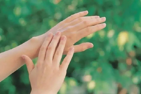 指甲上“月牙”变小，身体出问题了？