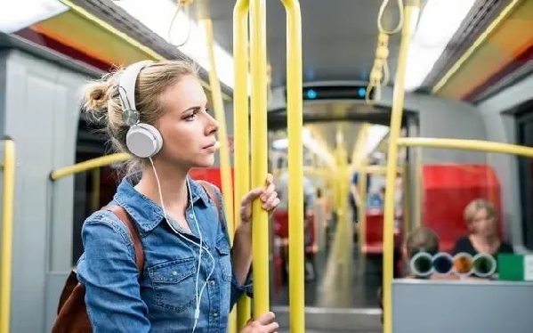 坐地铁时戴耳机听歌 小心听力下降