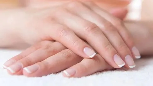 指甲上“月牙”变小，身体出问题了？