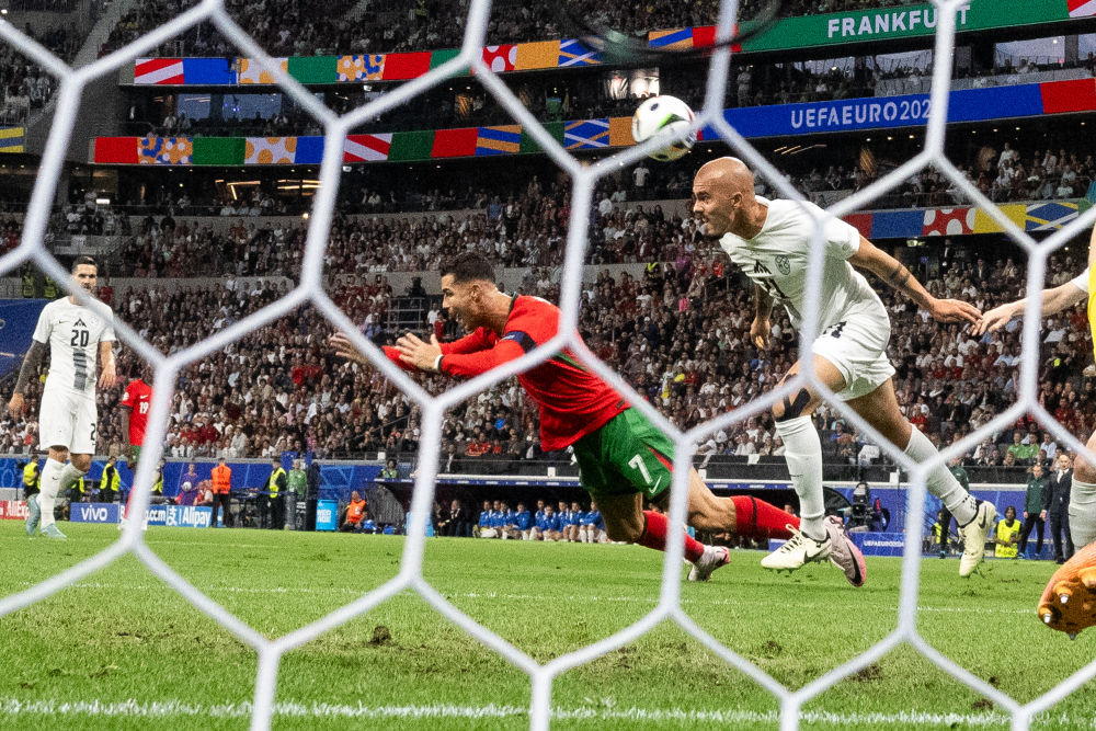 欧锦赛|C罗哭了,C罗笑了