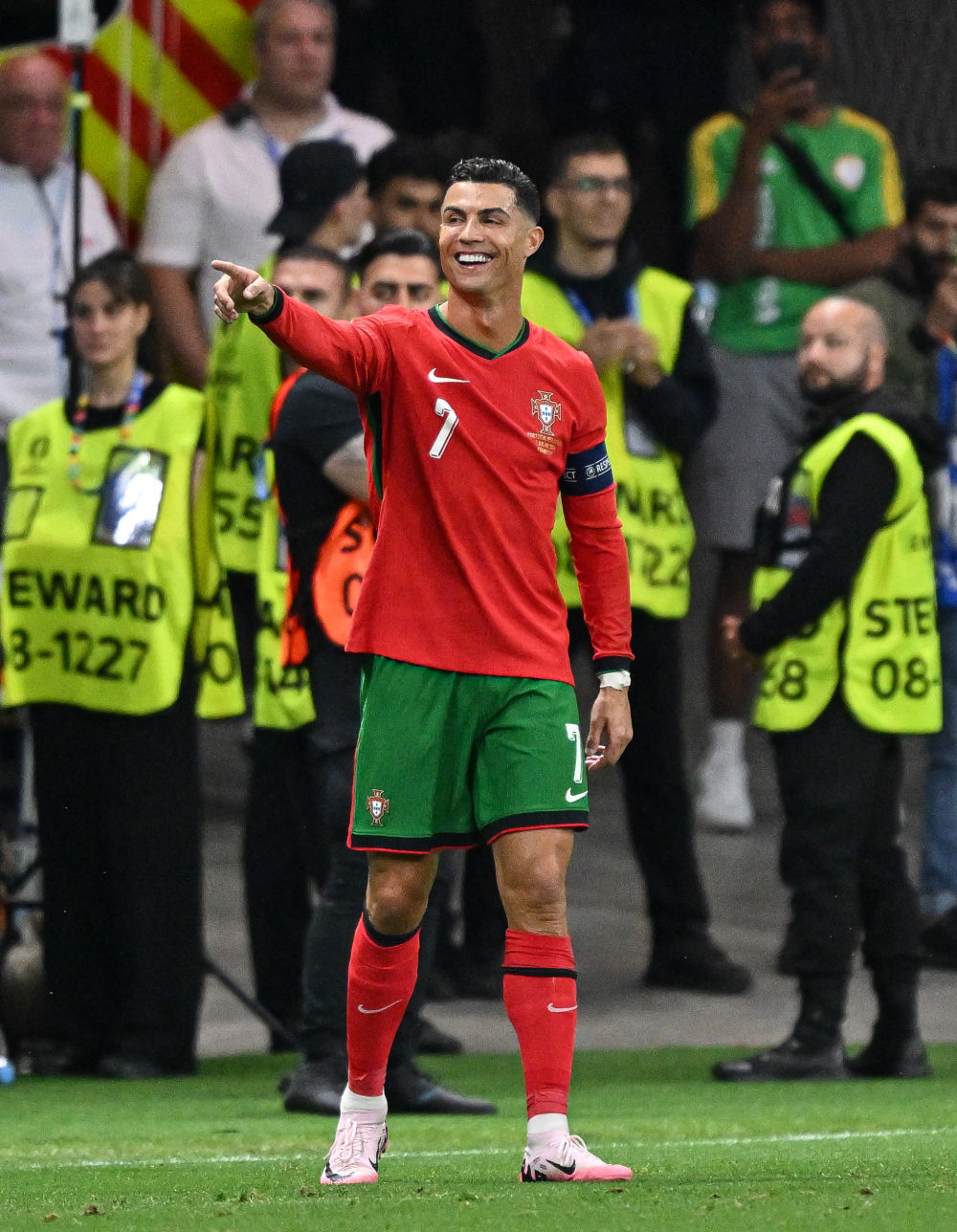 欧锦赛|C罗哭了,C罗笑了