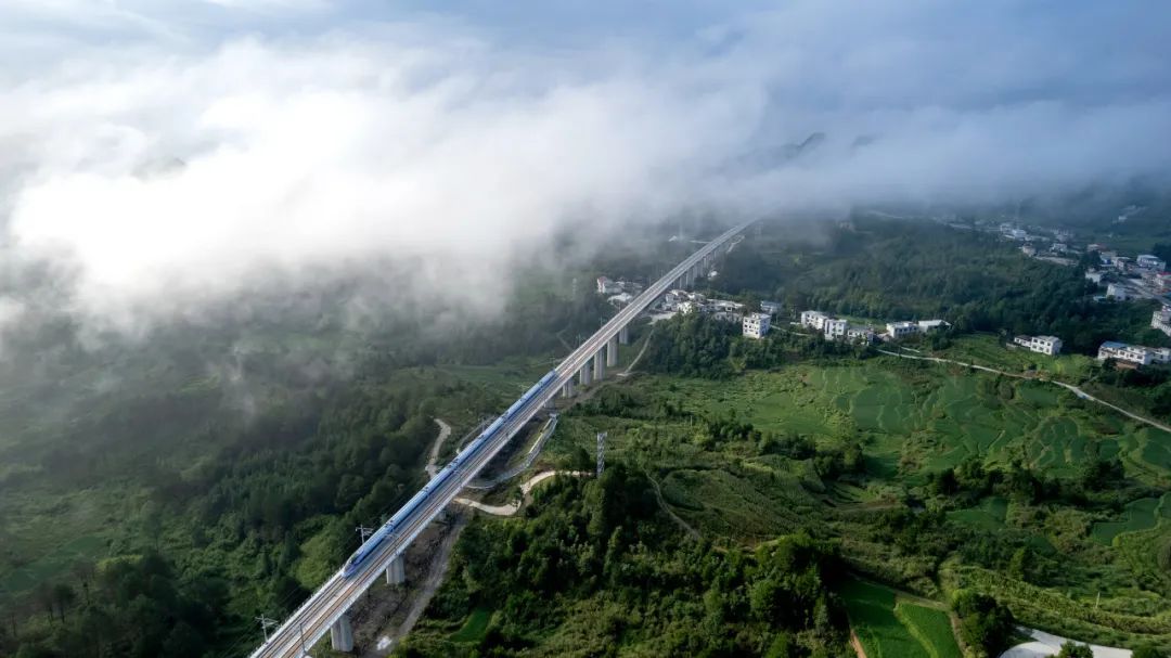 中国铁路营业里程突破16万公里! 中国铁路营业里程突破16万公里!