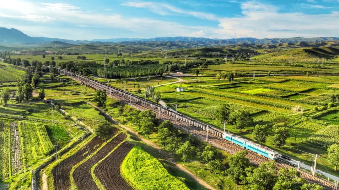 中国铁路营业里程突破16万公里! 中国铁路营业里程突破16万公里!