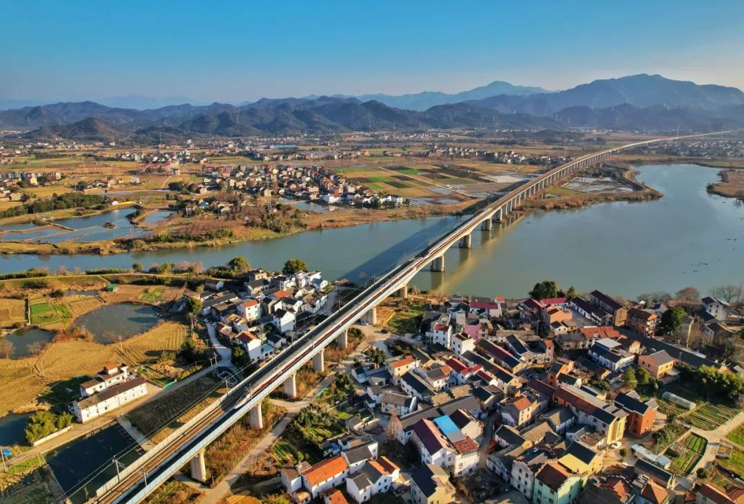 中国铁路营业里程突破16万公里! 中国铁路营业里程突破16万公里!