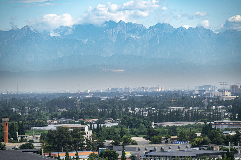 清澈的爱 只为中国|这并不是一去不复返的短暂蓝天 2024年7月1日,成都天气晴好,远处雪山清晰可见。