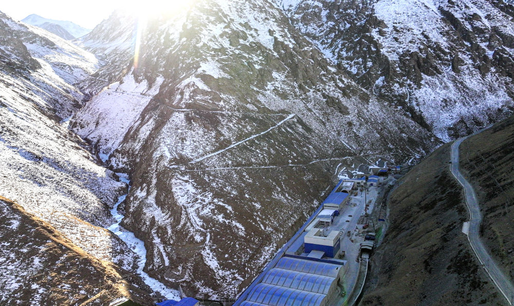 新华鲜报｜穿越天山！世界最长高速公路隧道贯通