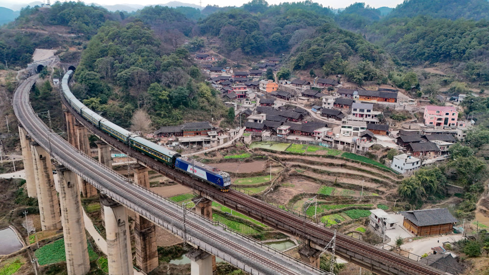 新华全媒+·新春走基层｜这趟山区“慢火车”，载满喜庆祥和与人间烟火