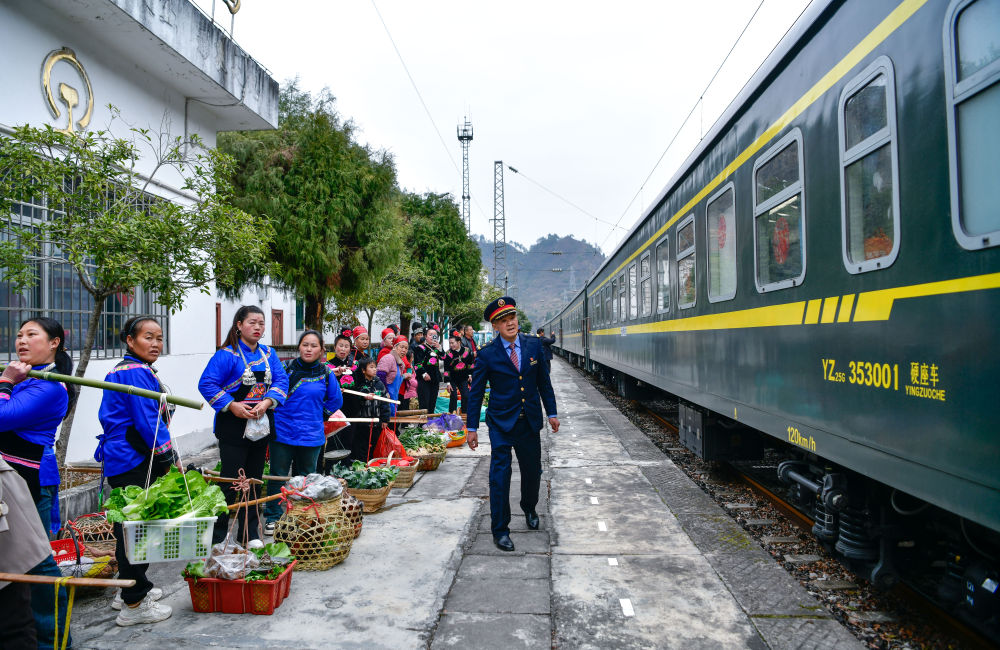 新华全媒+·新春走基层｜这趟山区“慢火车”，载满喜庆祥和与人间烟火