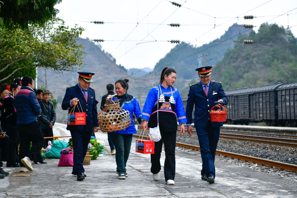 新华全媒+·新春走基层｜这趟山区“慢火车”，载满喜庆祥和与人间烟火