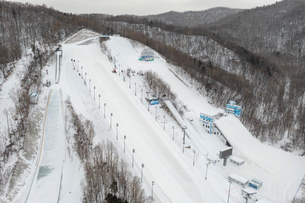 亚冬会｜在亚布力滑雪场“等风停”