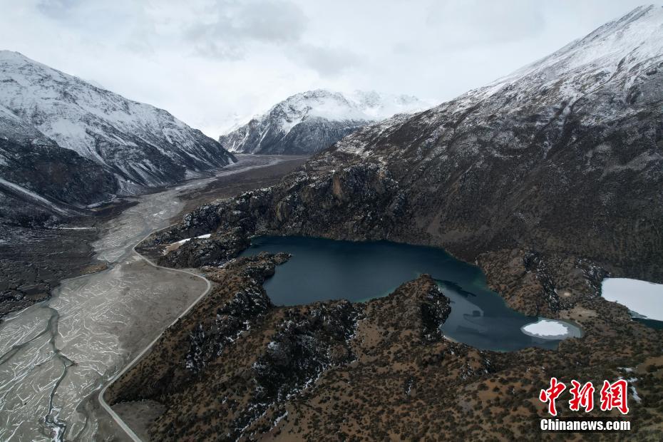 西藏边坝：冬日三色湖景色壮美