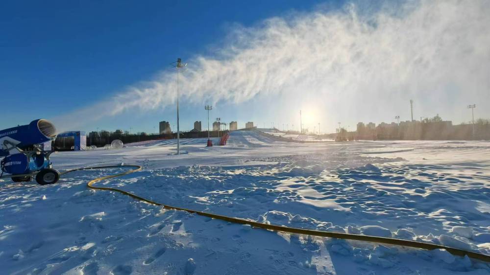 在城市中心，攒出一个露天滑雪场