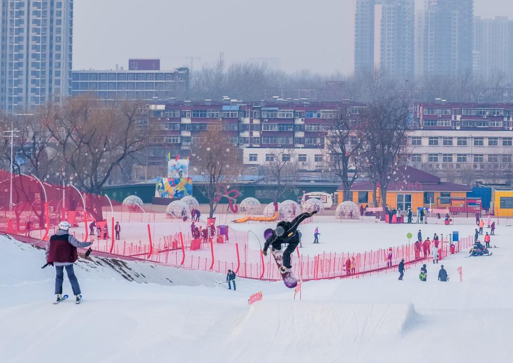 从400到10万——一座滑雪场撬动的城市更新实践