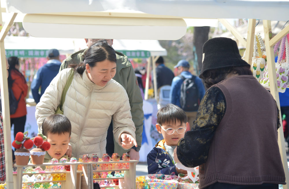 消费市场供需旺 文旅融合春潮涌——2025年清明假期经济观察