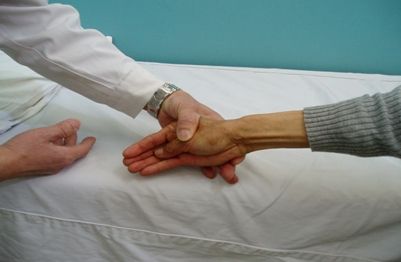 “陪诊师”新职业出现 能否有效解决老年人“看病难”痛点？