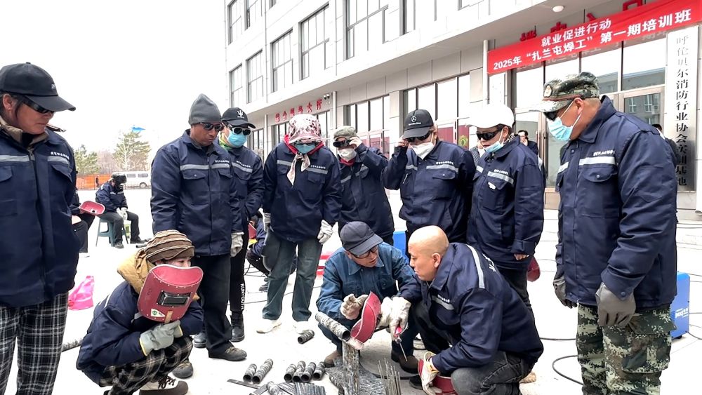 新华视点｜多措并举打好稳就业“组合拳”