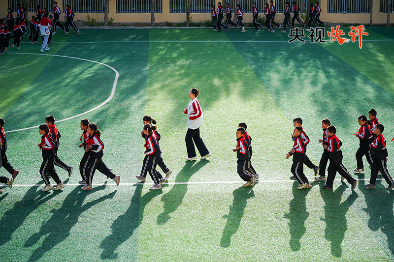 【央视快评】高举队旗跟党走