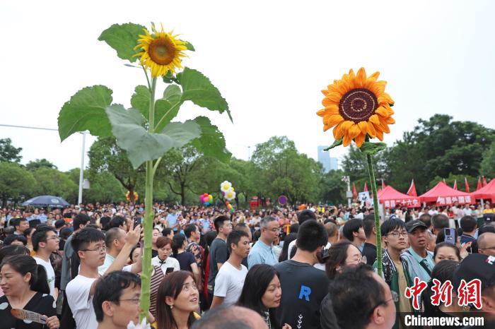 全国多地高考落下帷幕 家长“花式”迎接考生