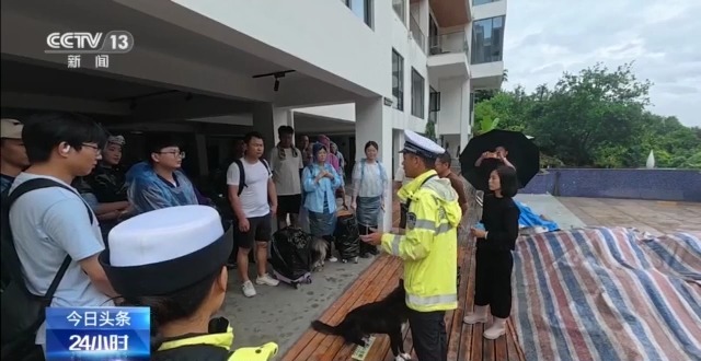 村干部连夜喊话 交警开辟“生命通道” 暴雨来临时他们接力救援