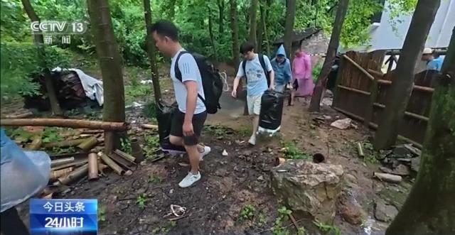 村干部连夜喊话 交警开辟“生命通道” 暴雨来临时他们接力救援