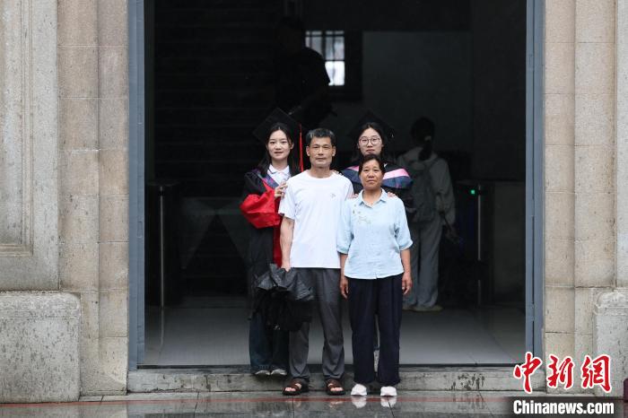 又是一年毕业季 湖南大学生校园拍毕业照留念