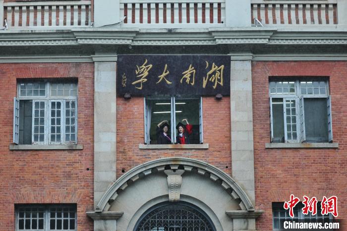 又是一年毕业季 湖南大学生校园拍毕业照留念