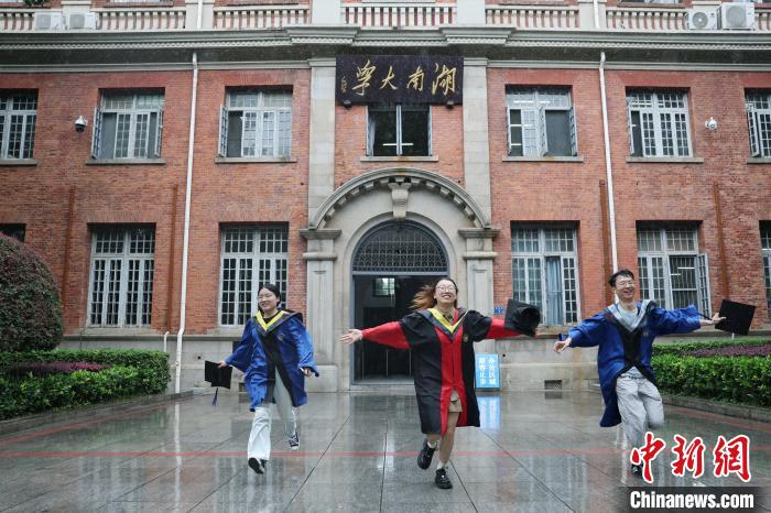 又是一年毕业季 湖南大学生校园拍毕业照留念