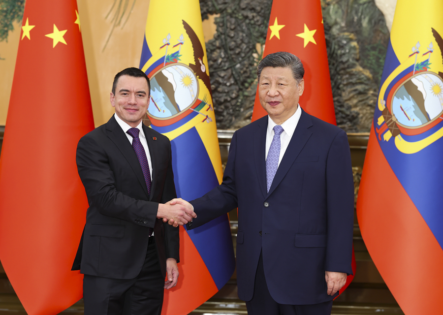 习近平会见厄瓜多尔总统诺沃亚