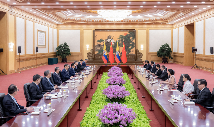 习近平会见厄瓜多尔总统诺沃亚