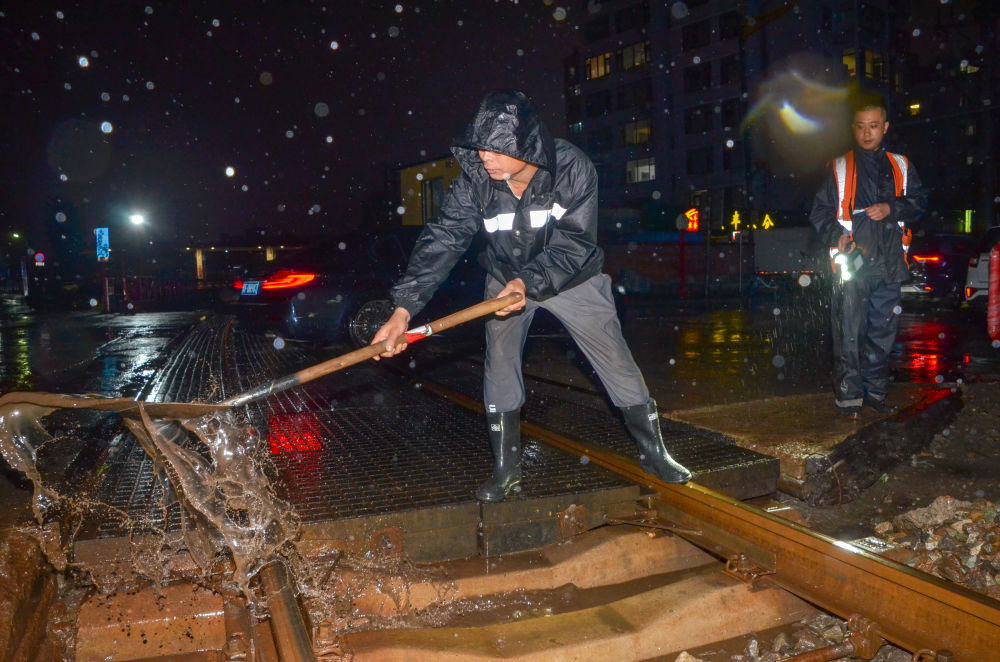 多地暴雨来袭 各方全力应对