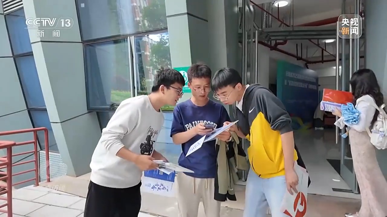 焦点访谈丨跨区域招聘、开设微专业……政校企协同发力破解就业难题