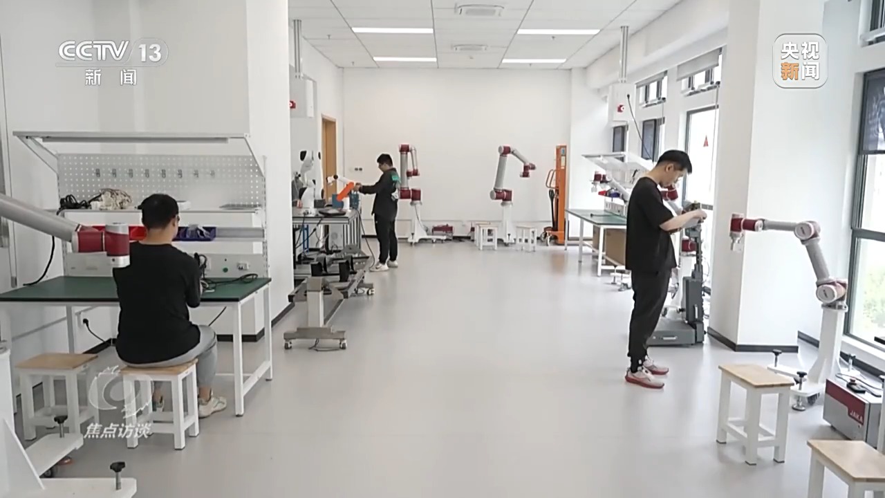 焦点访谈丨跨区域招聘、开设微专业……政校企协同发力破解就业难题