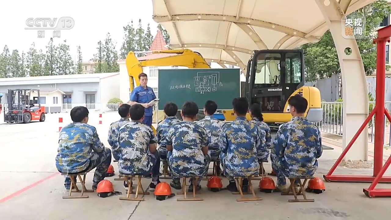 焦点访谈丨跨区域招聘、开设微专业……政校企协同发力破解就业难题