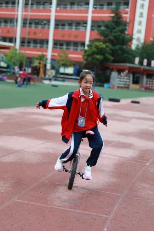 这所城郊小学，遍地“长满”了体育器材——中小学“以体育人”成效观察之一