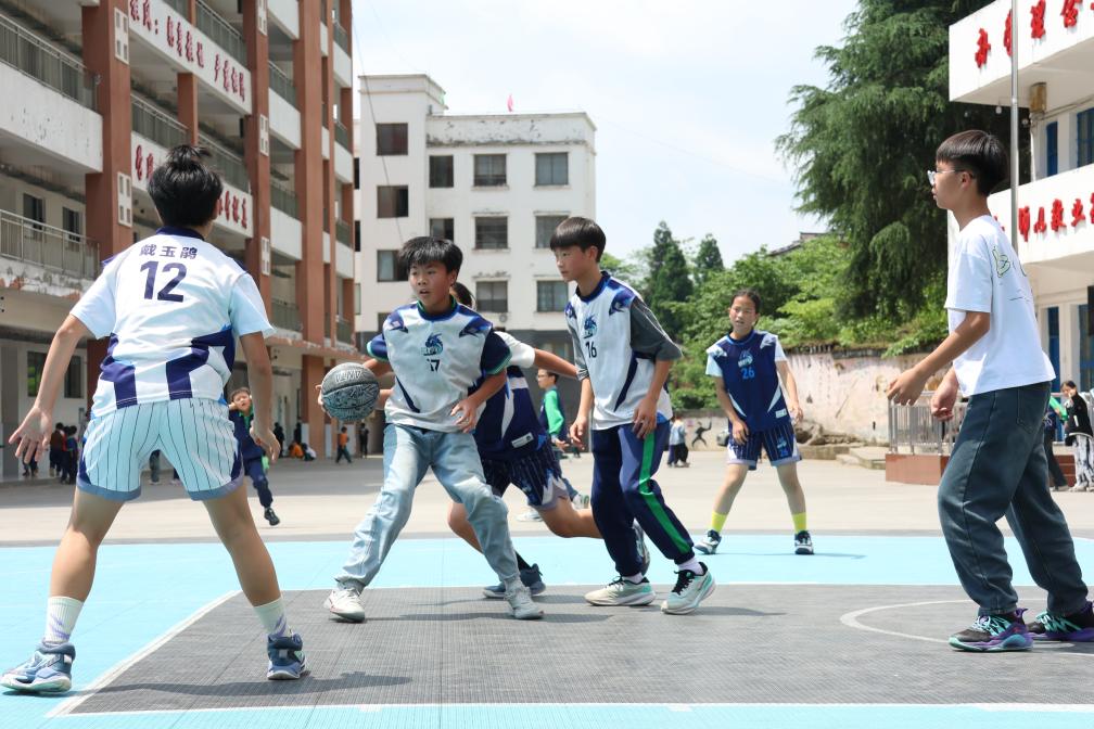这所乡村小学，10年打坏1000多个篮球——中小学“以体育人”成效观察之二