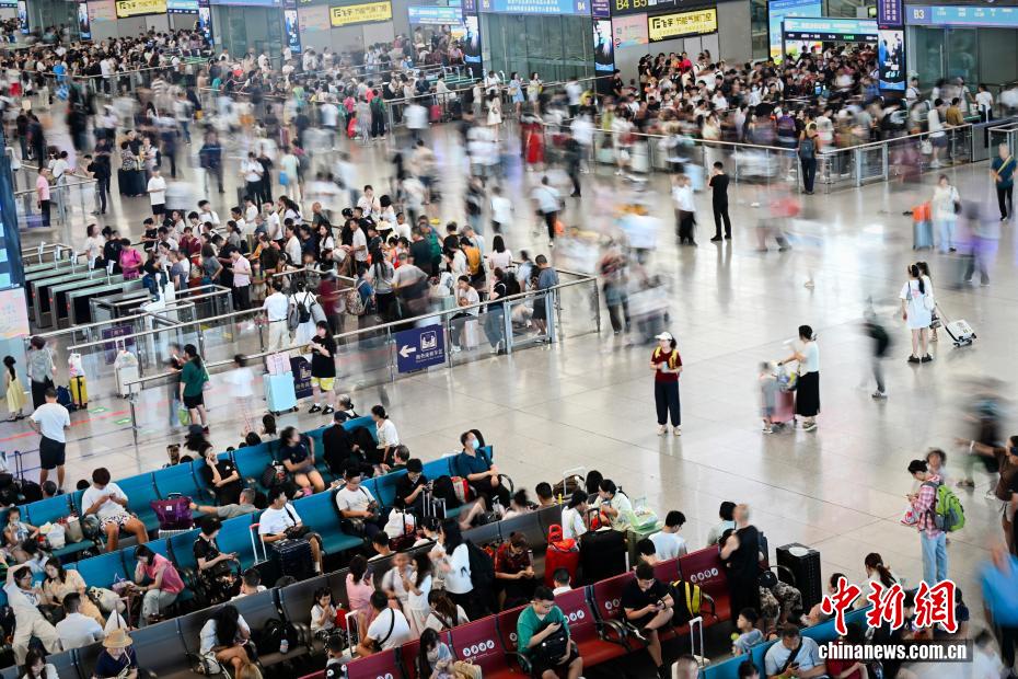 中国铁路暑运累计发送旅客超3亿人次