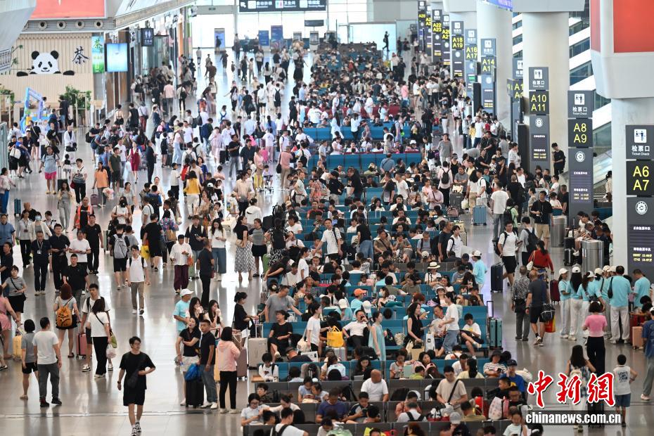 中国铁路暑运累计发送旅客超3亿人次