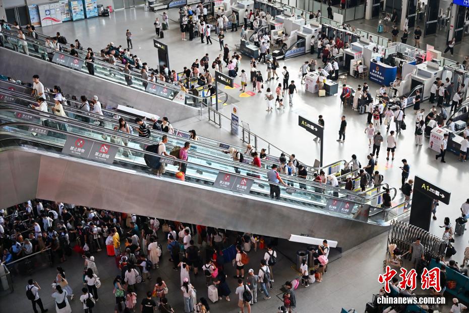 中国铁路暑运累计发送旅客超3亿人次