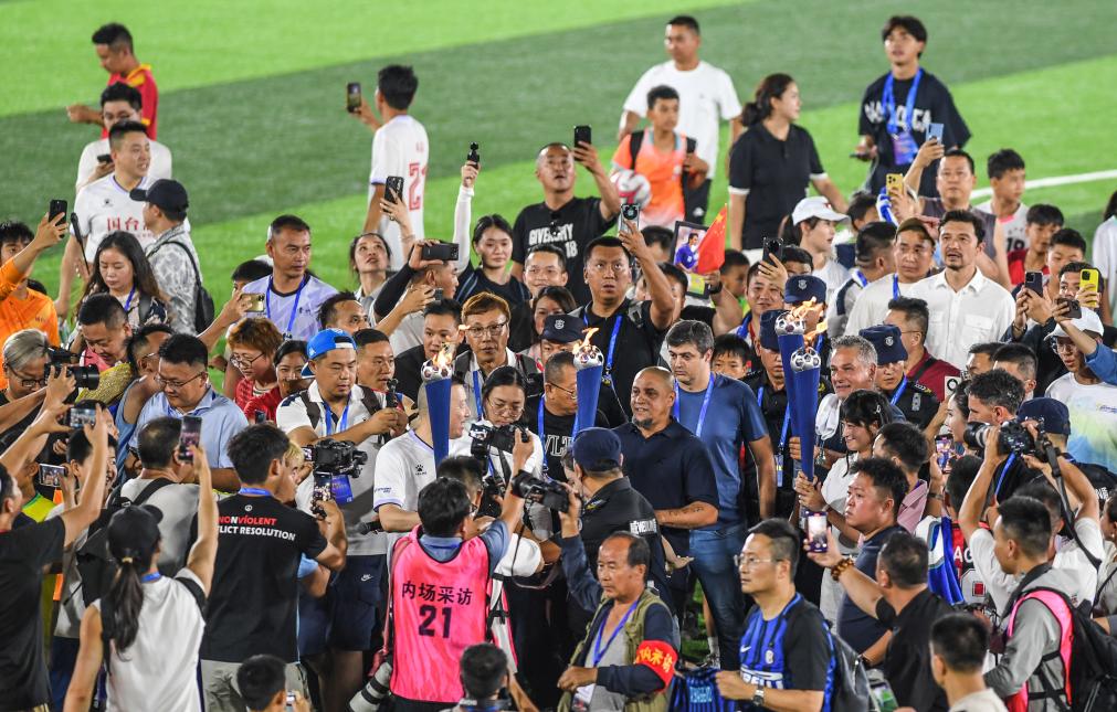 足坛名宿巴乔、卡洛斯到访贵州“村超”
