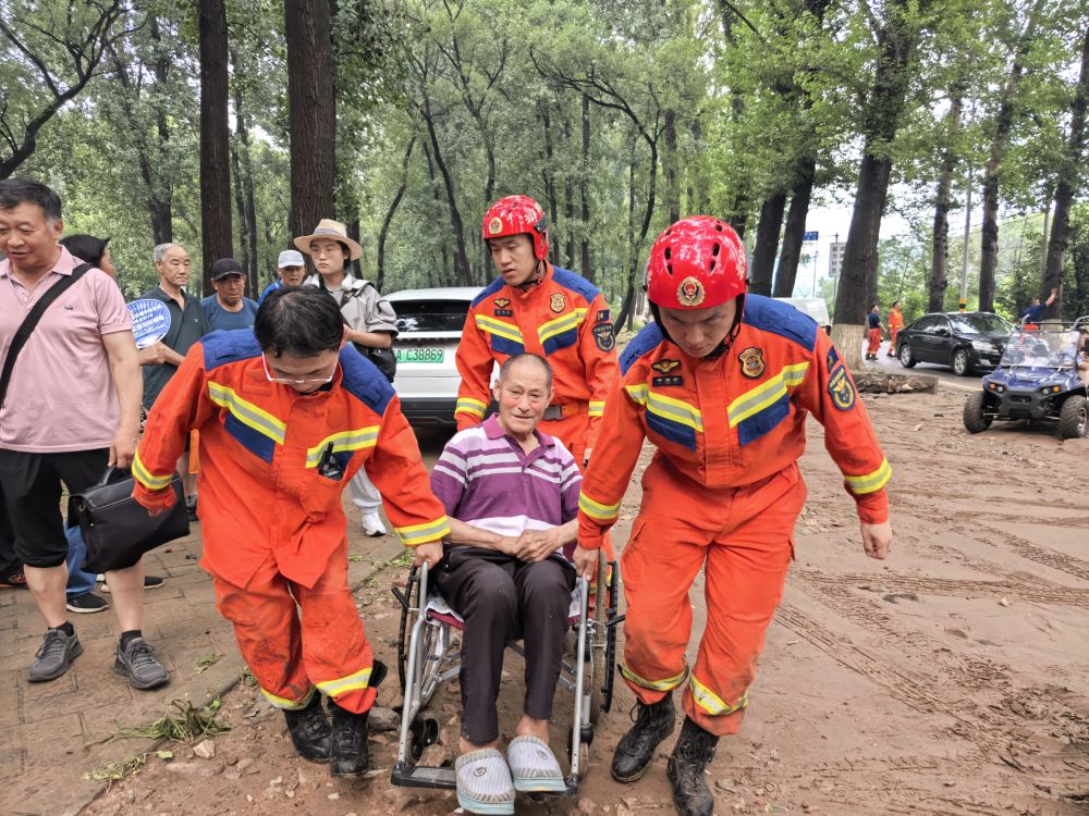 北京：暴雨中的营救