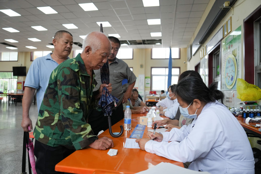 北京：暴雨中的营救