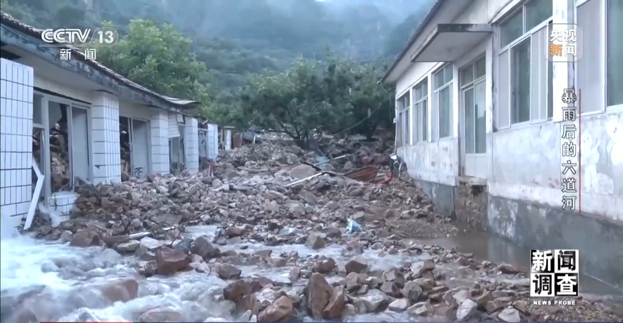 攀90°绝壁、蹚过激流 救援队抵达河北失联村开展救援