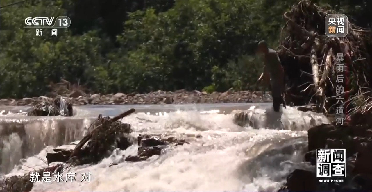 攀90°绝壁、蹚过激流 救援队抵达河北失联村开展救援